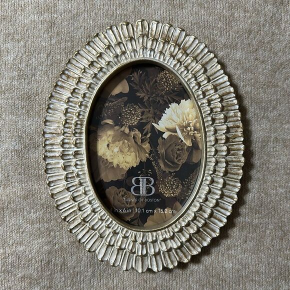 Burns of Boston 4 x 6 Oval Ornate Shabby Chic Gold Desk Top Picture Frame - Picture 4 of 7